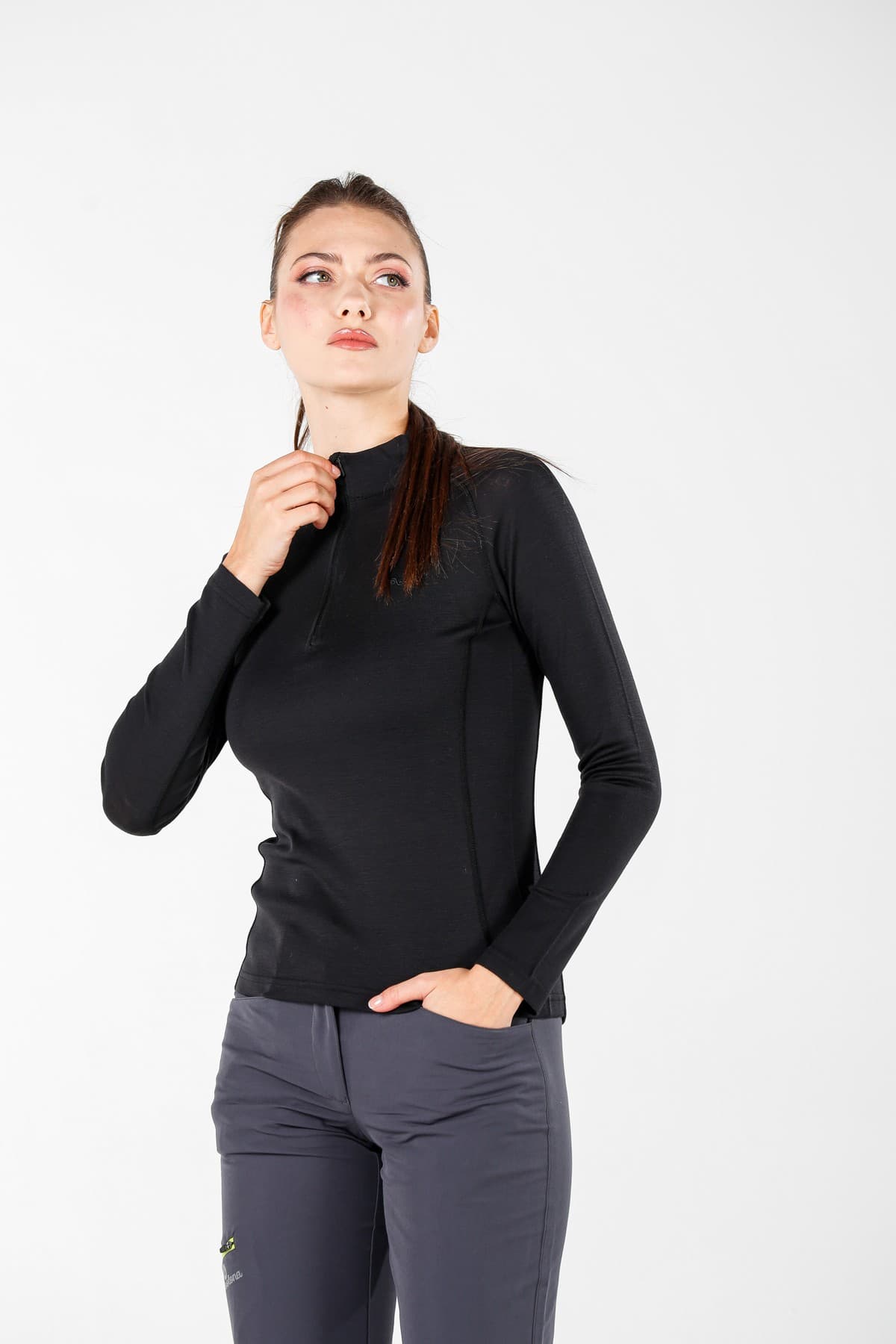 Černé dámské triko se zipem YKK ze 100% merino vlny 195 g/m² na treking