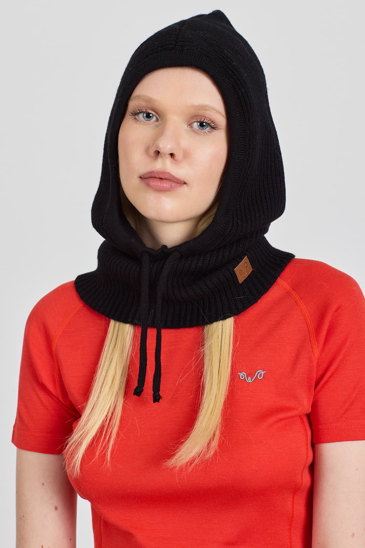 Czarny kaptur z kominem wykonany ze 100% wełny merino
