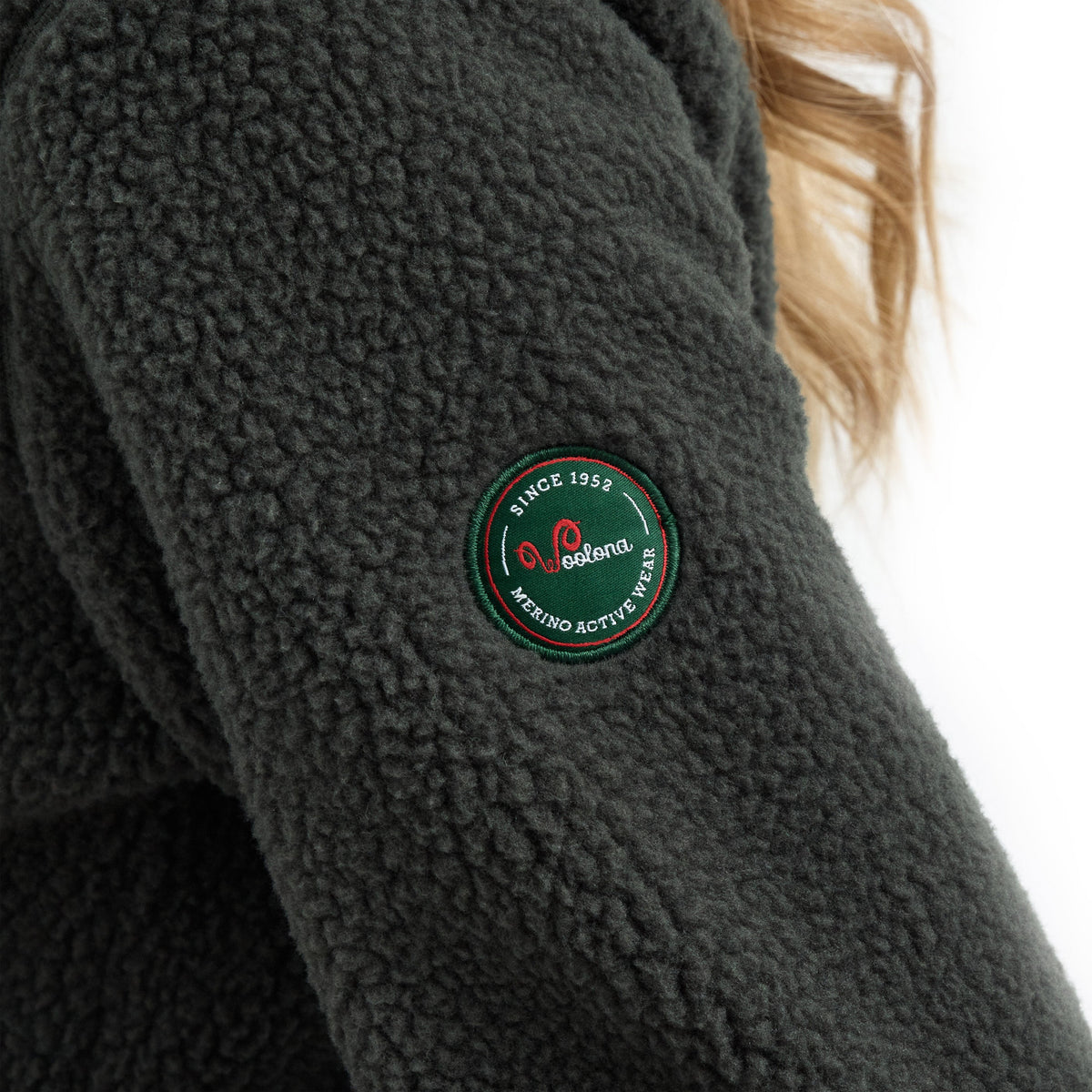 Vyšívané logo Woolona na rukávu bundy sherpa khaki s merino vlnou 