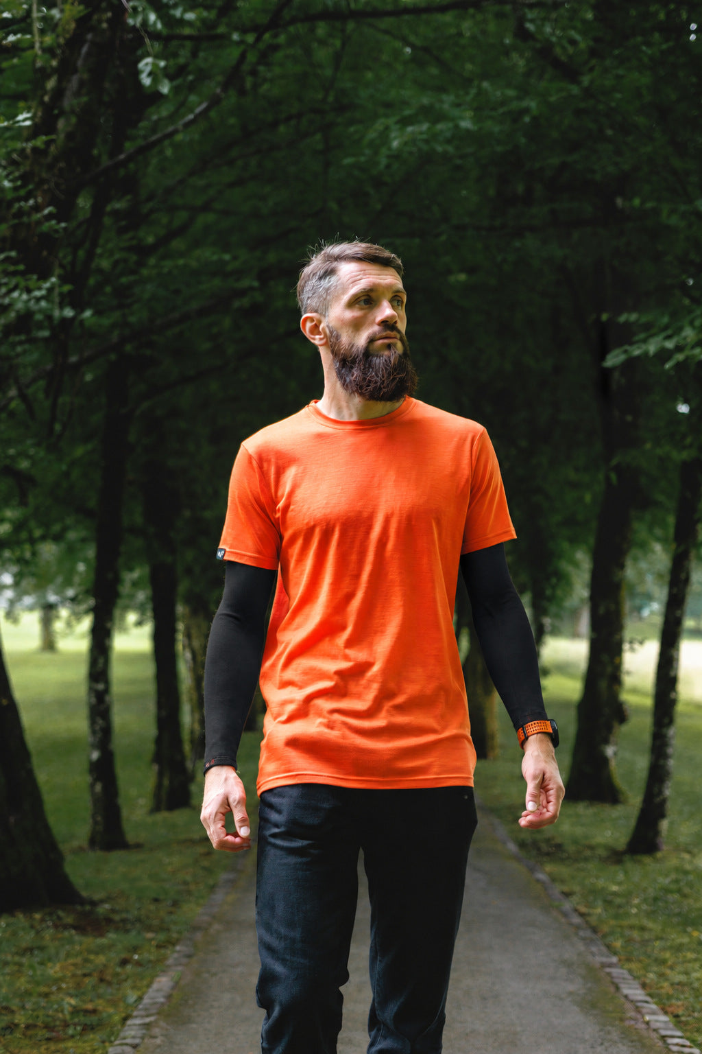 Černé návleky na ruce z merino vlny Woolona na muži při outdoorové aktivitě