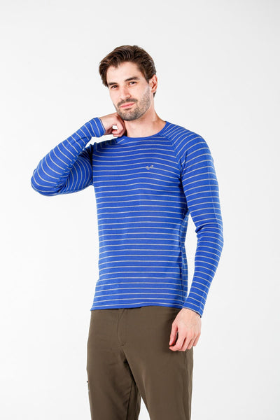 Męska bluza merino Thor w niebieskie paski – ujęcie na modelu