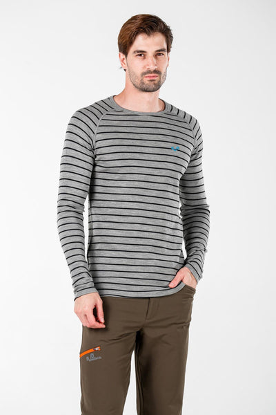 Męska bluza merino Thor w szare paski – ujęcie na modelu